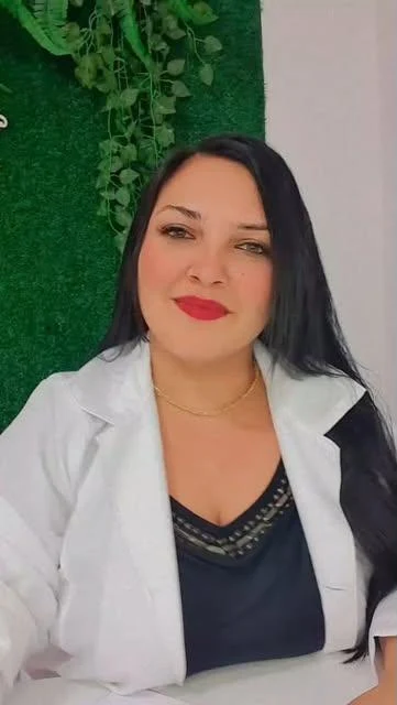 Daniele Zago, biomédica esteta, de jaleco branco